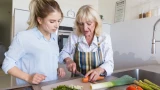 3 кухонных советы от мамы: мука без жуков, всегда свежая морковь, никакого жира и лишней уборки — трюки опытной хозяйки