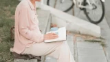Готовьтесь летом покорять мир: стильные брюки для женщин 60+ — прохожие головы свернут