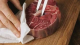 Купил на рынке мясо с вкраплениями: плотные синие шарики — можно ли есть такую говядину