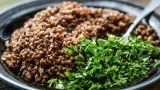Гречка с грибами — шикарное блюдо из 3 продуктов: хочется есть прям со сковородки