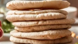 Божественный вкус и задорный хруст: «губки» на кефире пеку снова и снова — расходятся на ура