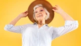 Одежда, в которой женщины 60+ выглядят современно: фасоны подчёркивают достоинства — цвета дарят свежесть