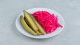 Простейший салат из солёных огурцов: просто всё режем и в миску — приготовьте на шашлыки