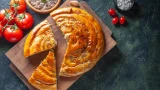 Слоеное тесто за 10 минут: быстрый пирог с начинкой из курицы — нежный и сытный