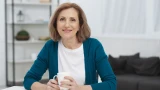 Женщины в 60+ могут одеваться так, что никто не спросит про возраст: все будут восхищаться и говорить комплименты — как этого добиться