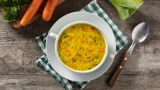 4 хитрости при варке куриного бульона: будет вкусно, как в ресторане — основа супа получится наваристой, а мясо останется сочным