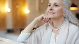Лучшие украшения для женщин 55+: 3 главных аксессуара — подчёркиваем элегантность и свежесть