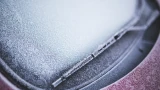 Скребок всё только портит: почему нельзя им чистить стекло ото льда — 3 способа очистить лобовое