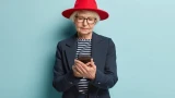 Не пенсионерка, а эталон стиля и моды: после 60 можно выглядеть ярко — правила, которые стоит соблюдать