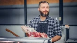 Продают наивным подороже: почему на рынке мясо без ценников — базарный заговор