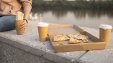Перекусить на улице в Европе куда приятнее, чем провести время в кафе — уютом и нормами сервиса там даже не пахнет