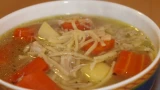 Куриный бульон получается прозрачным и светлым: добиться этого позволяют небольшие хитрости — что надо делать