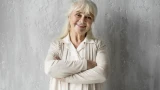 Женщины в 60+ давно перестали выглядеть бабушками: как одеваться, чтобы окружающие ахали от восторга — вещи, которые молодят