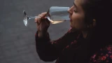 Вино в воде: правдив ли эксперимент по определению качества напитка — объясняем с научной точки зрения