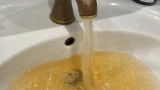 После капремонта на переулке Терском в Мурманске течет ржавая вода
