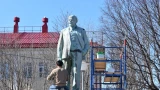 «И Ленин такой молодой»: в Заполярном приступили к реставрации памятника вождю