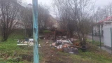 Двор на Челюскинцев в Мурманске утопает в мусоре