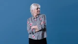 Без нелепых кардиганов и бесформенных юбок: одежда в 60, которая омолодит — язык не повернётся назвать «бабушкой»