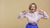 Всего одна деталь, и вы будете выглядеть стильно: советы для тех, кому за 55 — блузка играет роль