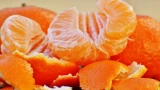Мандариновые корки не выкидываю: заливаю уксусом — удивительный лайфхак для дома