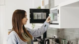 Микроволновка сияет чистотой, будто только что купила: очищаю за 5 минут без всякой химии — легко отходят и грязь, и жир