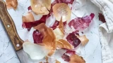 Кладу луковую шелуху под кровать: старинный метод — работает и в наше время