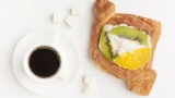 Никакой возни с тестом: результат удивит даже пекарей — рецепт вкусных слоек с любой начинкой