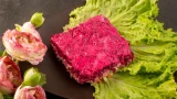 Секретный ингредиент в «Сельди под шубой»: вкус вас поразит — привычный салат заиграет новыми вкусовыми оттенками