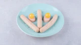 Безвкусная резина: 1 грубая ошибка при варке сосисок всё испортит — учимся правильной технологии
