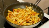 Зачем посыпать картофель мукой: кулинарная хитрость для идеальной жарки