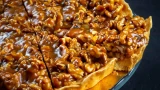Муж будет вам руки целовать: нежный пирог со сгущёнкой и орехами — просто и вкусно