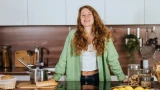 Тянуться за кружками на верхнюю полку нет нужды: работу на кухне можно упростить — полезные идеи