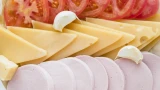 Сыр и колбасу в холодильнике можно долго сохранить свежими: важно знать некоторые правила — результат 100%