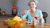 Кишечник работает по часам даже после 50: 3 простых привычки, которые наладят пищеварение — никаких диет и лекарств