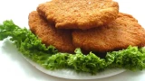 Картофельные котлеты получаются пышные и румяные: они держат форму и не разваливаются — все дело в небольшой хитрости