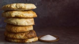 Лепешки пышные, а тесто простейшее: рецепт без яиц и молока — так пышно, что никто оторваться не может