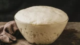 Тесто будет пышное и вкусное: нужно просто научиться работать с дрожжами — исправляем 4 главные ошибки