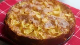 Такой сочный, пышный и вкусный пирог с персиками мало кто пробовал: сметанная заливка творит чудеса — он просто божественный