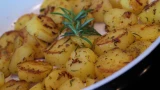 Картошка с хрустящей аппетитной корочкой: всё дело в маринаде — съедается за минуту