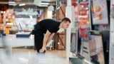 Грабеж в спортивном магазине: житель Полярного задержан в Мурманске за кражу ботинок