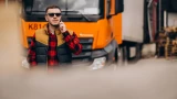«Петя», «Коля», «Серега» — что скрывают эти надписи: зачем дальнобойщики пишут имена на стекле