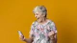 Пожилые родственники ежедневно присылают открытки в WhatsApp: зачем они так делают — как это понимать