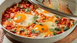 Шакшука — секрет идеального дня: яичница с овощами за 20 минут