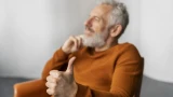 После 60 лет желание общаться со старыми друзьями пропадает: не хочется звать их в гости и ходить к ним самим — в чем дело