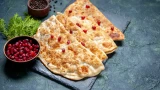 Утром готовлю пирожки с луком и яйцами: есть способ тратить на это всего несколько минут — тесто на кефире делает их пышными