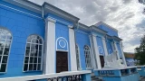На фасаде ДК моряков в Мурманске появились повторно «дыры» после ремонта
