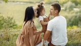 Станут активнее или превратятся в мечтателей: как меняются родители с появлением ребёнка — влияние знаков Зодиака на семью