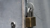 Для открытия замка нужны обычные скрепки: из них можно сделать отмычку и натяжитель — ничего сложного