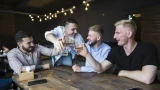 Мухи в вине: учёные обнаружили неожиданный эффект компании насекомых — как друзья меняют ваше восприятие алкоголя