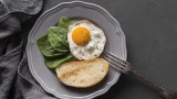 Эта ошибка портит вкус яиц: почему нельзя жарить холодную яичницу — секрет лучших шеф-поваров